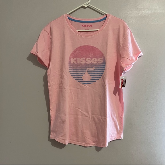 Pink and Blue Graphic Tee Hersheys Kisses 100% Cotton Flaw - Picture 1 of 7